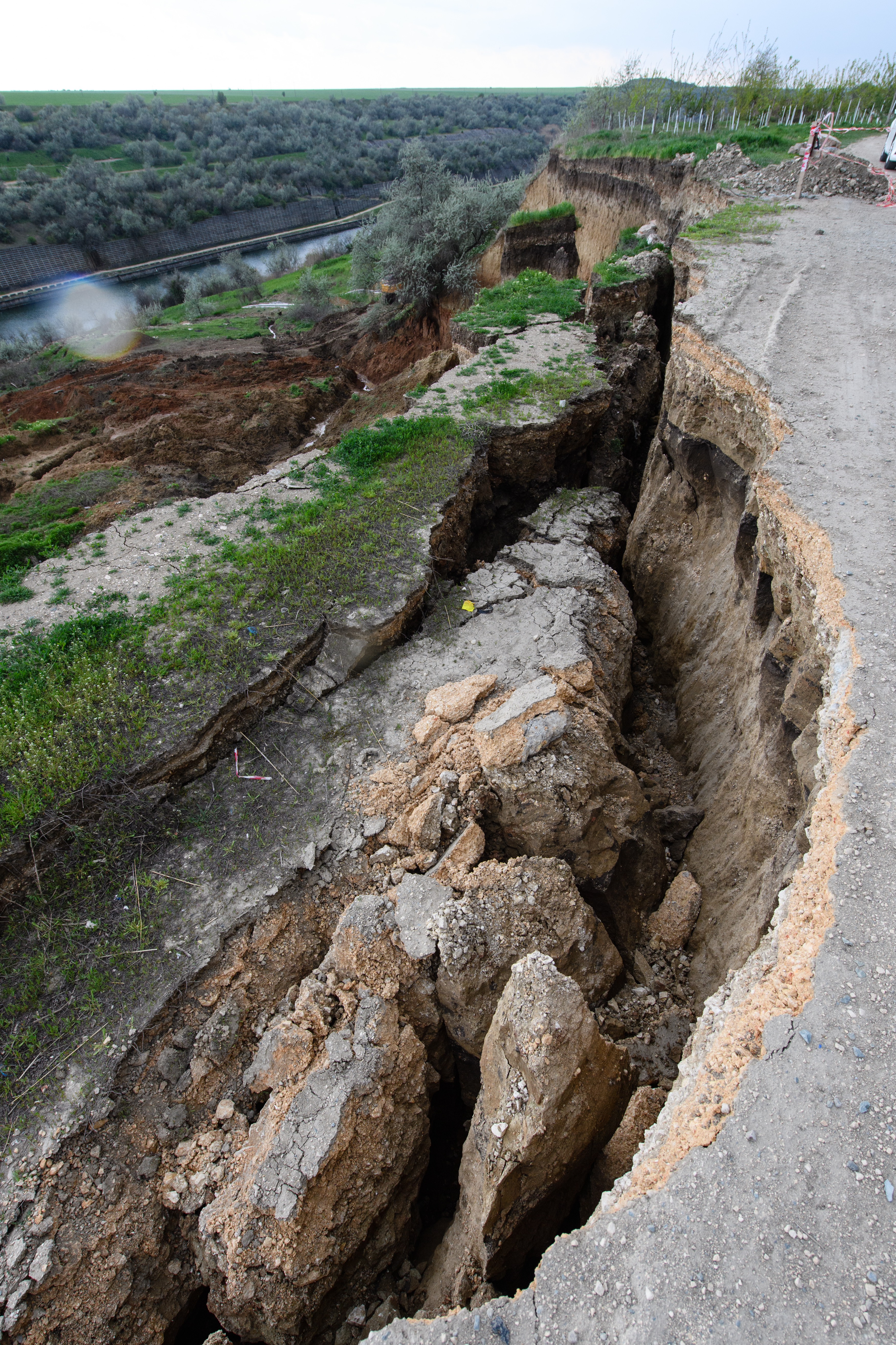 UPDATE/Imaginile dezastrului. Situația se complică la Cumpăna, acolo unde alunecările de teren amenință comuna. Comisie de evaluare, la ordinul Prefectului