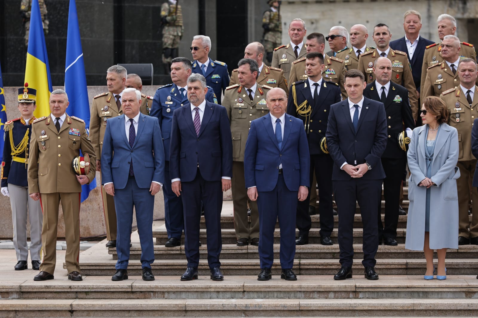 Ziua Forțelor Terestre 2025. Ilie Bolojan a vizitat fără Marcel Ciolacu expoziția de echipamente și tehnică militară din Parcul Carol | VIDEO