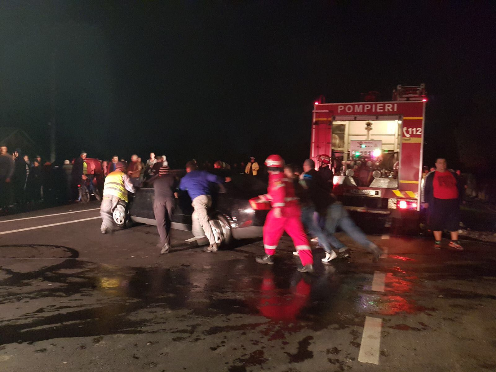 FOTO & VIDEO | Incendiu la un service auto în comuna Puchenii Mari, pe DN 1. UPDATE