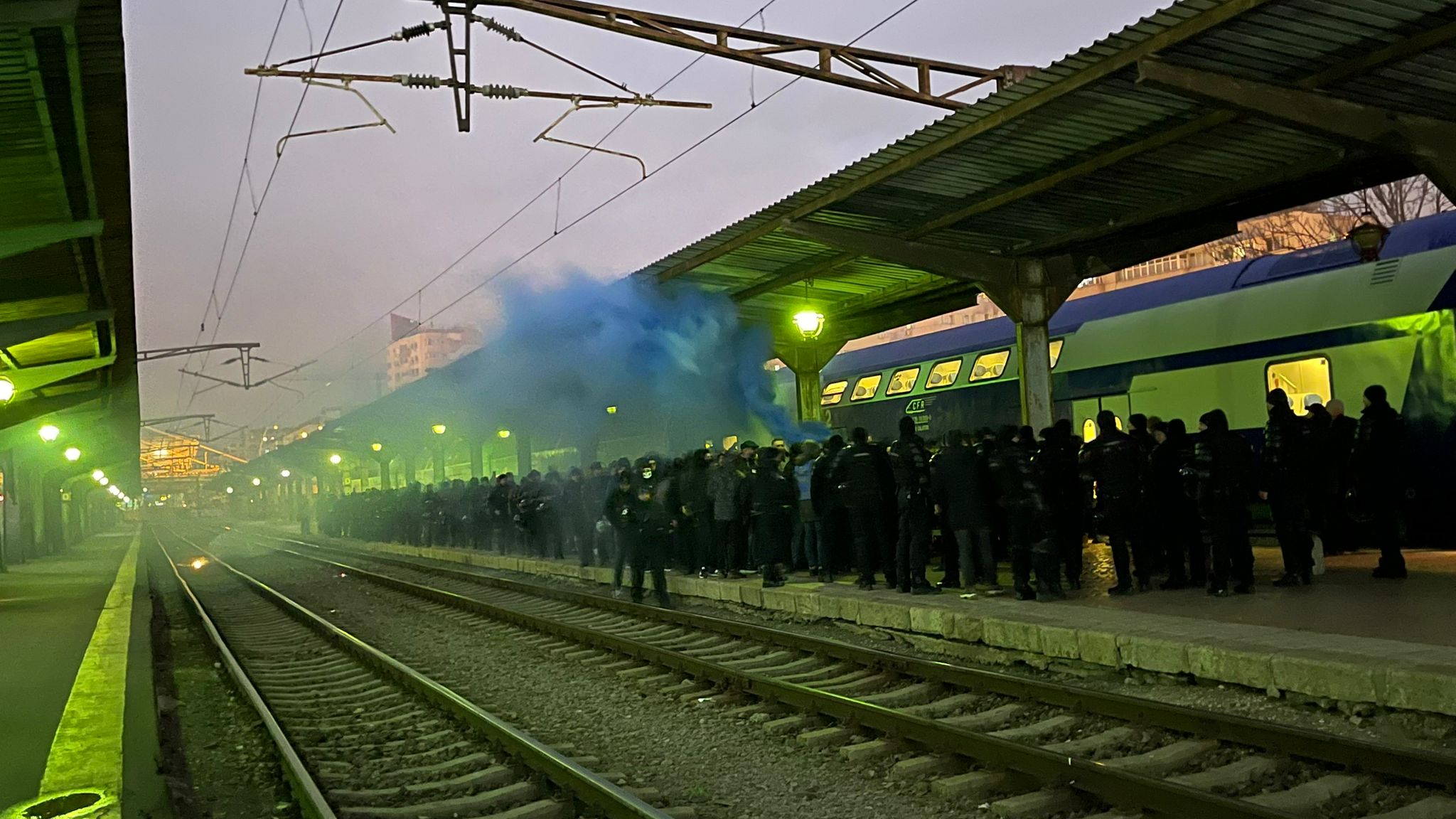 Ultrașii Petrolului au dat cu fumigene în Gara de Nord, înainte de meciul cu Rapid. FOTO