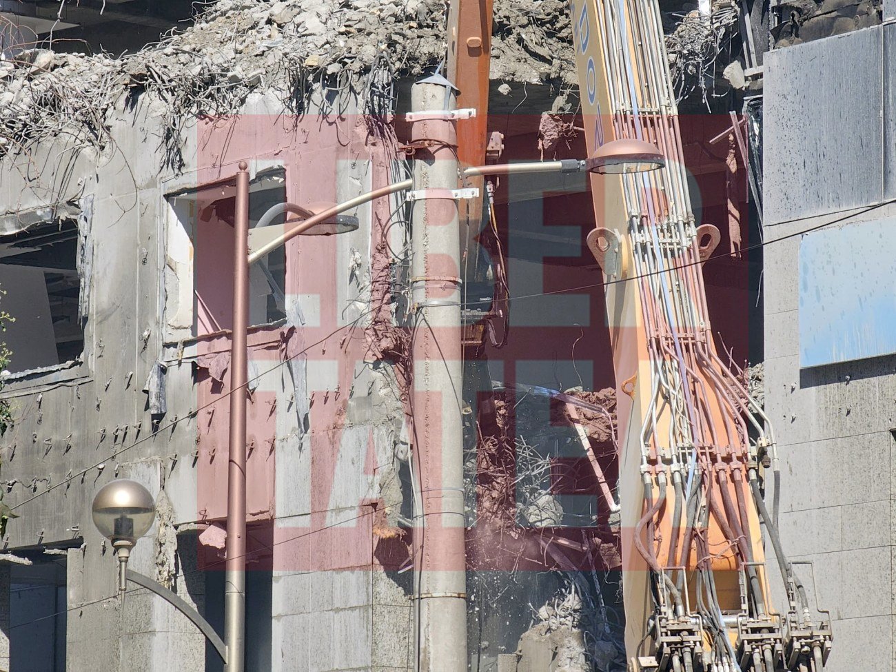 A început demolarea sediului BCR din Calea Victoriei, fostă clădire Bancorex în anii ’90. Cum va arăta zona peste câțiva ani
