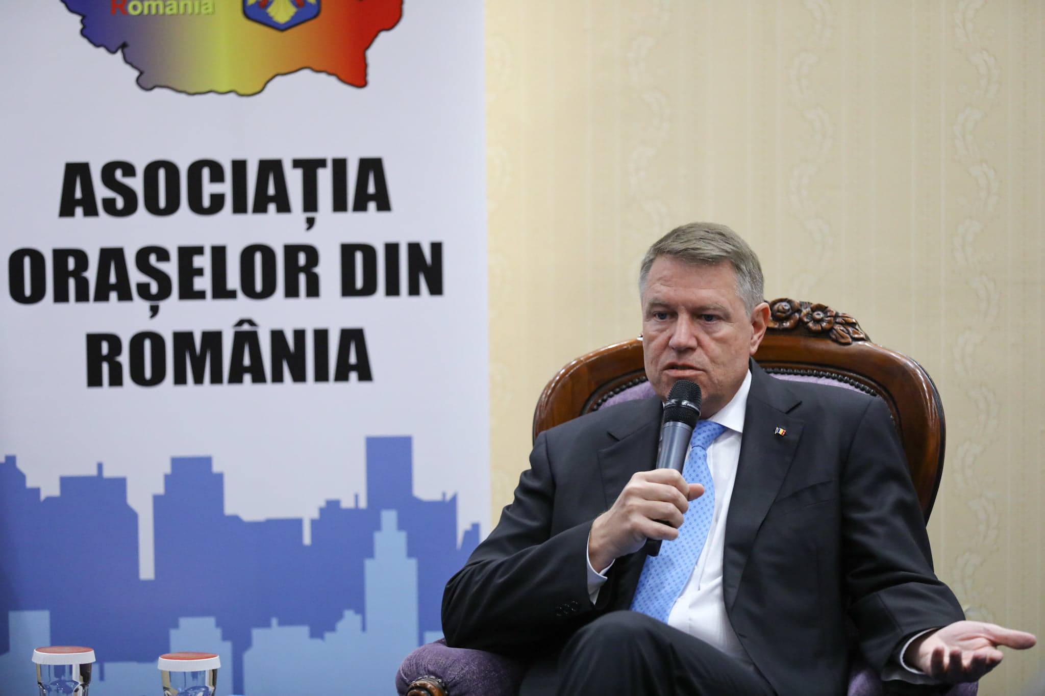 FOTO | Iohannis atacă PSD, la o întâlnire cu primarii de oraşe: "Nu doresc să se folosească bani europeni. Primarii, puşi în situaţia penibilă să stea cu mâna întinsă la Guvern"