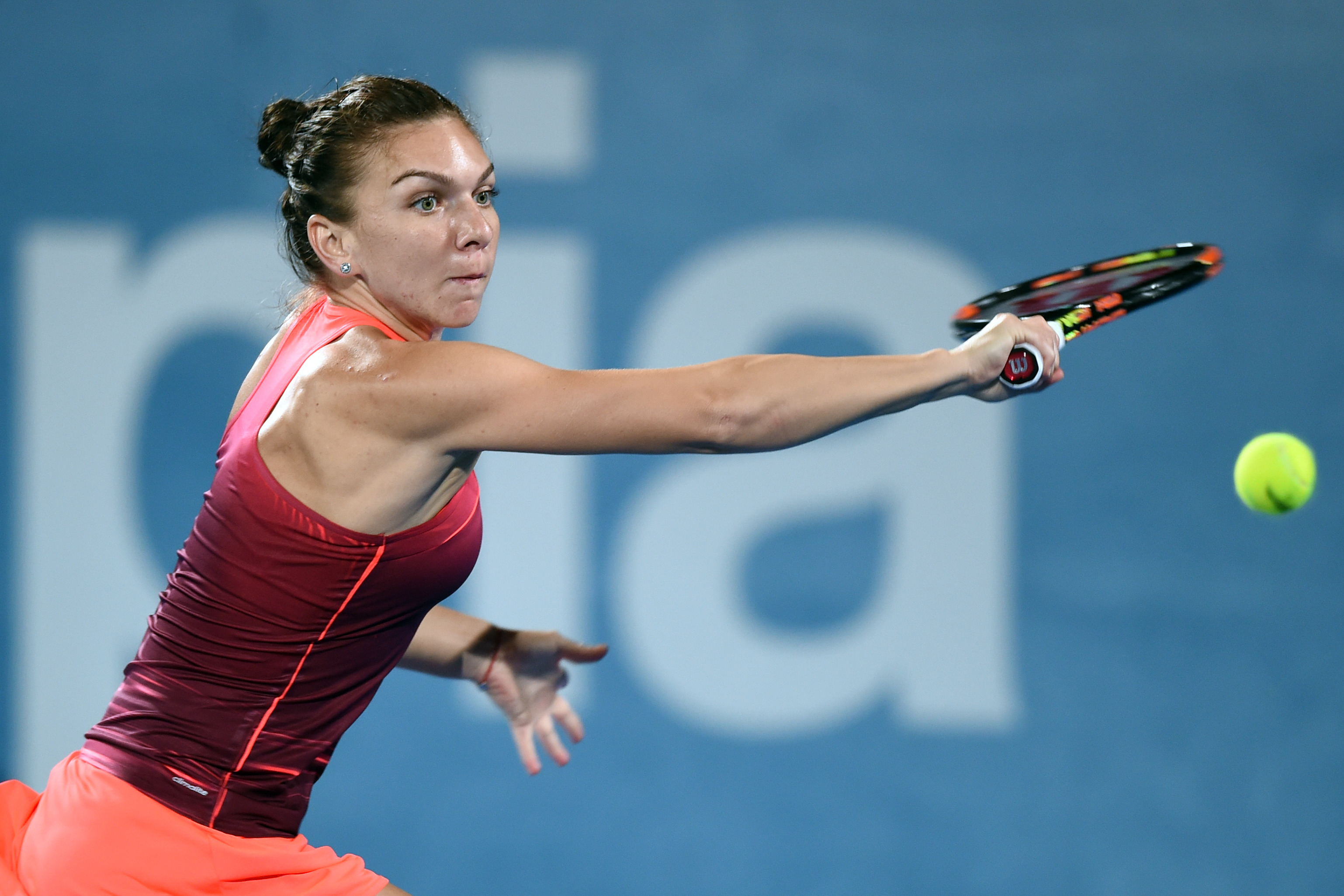 Simona Halep a pierdut semifinala de două zile! Nu e cu supărare, și-a conservat energia pentru Australian Open. Finala ar fi trebuit s-o joace la ora 10.30. A avut, și în acest joc, o reacție nervoasă, dând cu racheta de pământ! Numărul 2 WTA și-a aflat traseul pe tabloul principal de la Melbourne, unde specialiștii susțin că are parte de un drum lin până în semifinale / GALERIE FOTO & VIDEO