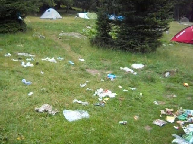 Poiana Pelegii din Munții Retezat, plină de gunoaie lăsate în urmă de turiști. Mesajul emoționant al unei fetițe, după ce a văzut mizeria