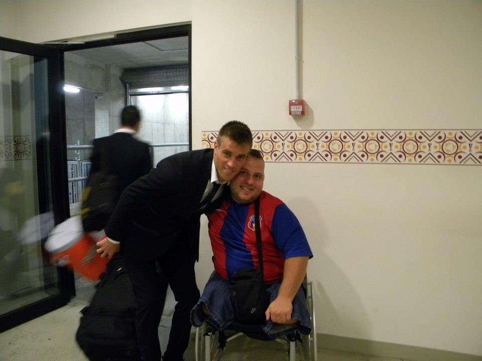 GALERIE FOTO / Minune de Sărbători în România! ^Steaua a ridicat din nou în picioare un fan cu membrele inferioare amputate