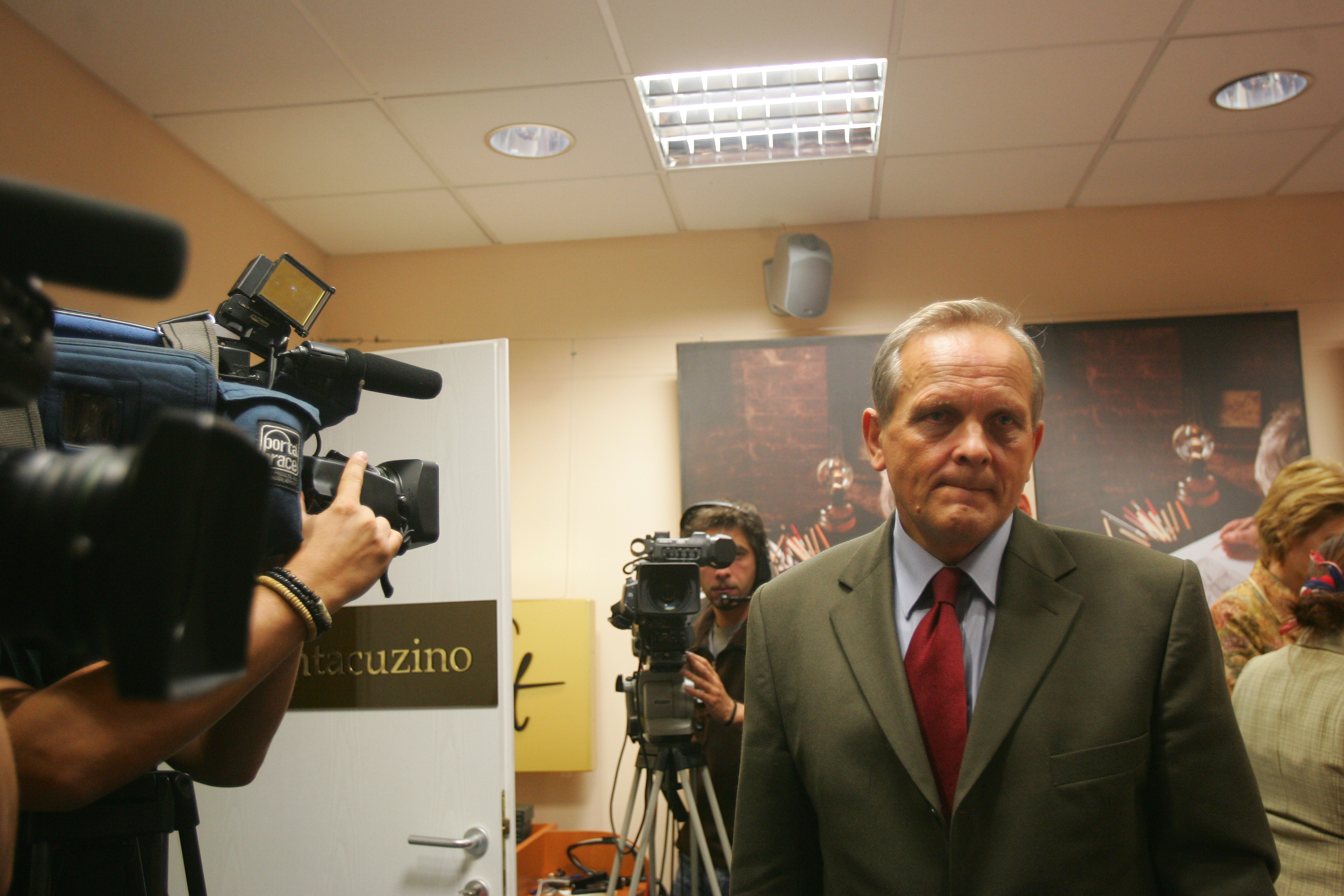 Atunci și acum / Theodor Stolojan, economistul care a ajuns premier după Mineriadă; S-a retras din cursa pentru Cotroceni, după momentul: ”Dragă Stolo”