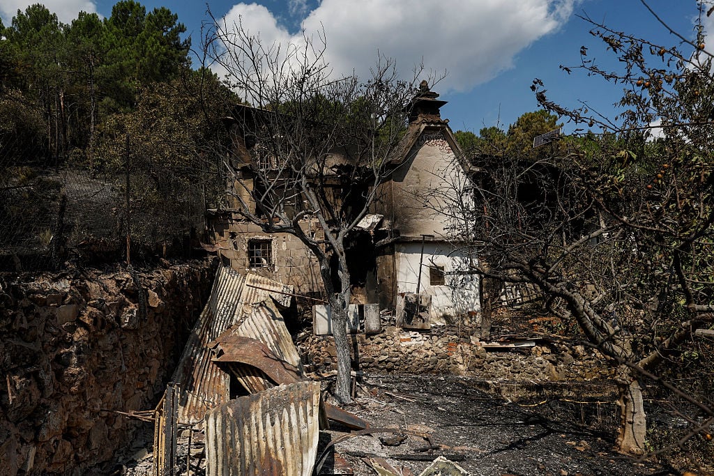 „Pare un infern, un iad. Nu se mai vede nici soarele”. Mărturiile românilor evacuați din calea incendiilor devastatoare din Spania