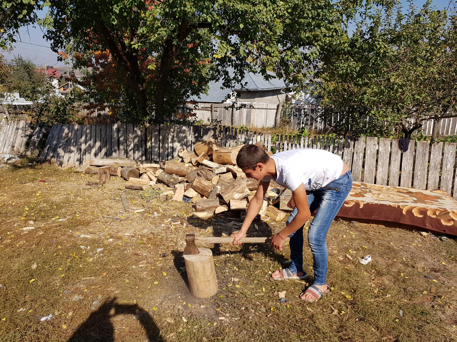 REPORTAJ: Am fost acasă la copila care merge flămândă la școală. Șapte suflete, fără speranță: trăiesc într-o cocioabă, fără frigider și aragaz și se tem că nu vor trece iarna/VIDEO&FOTO