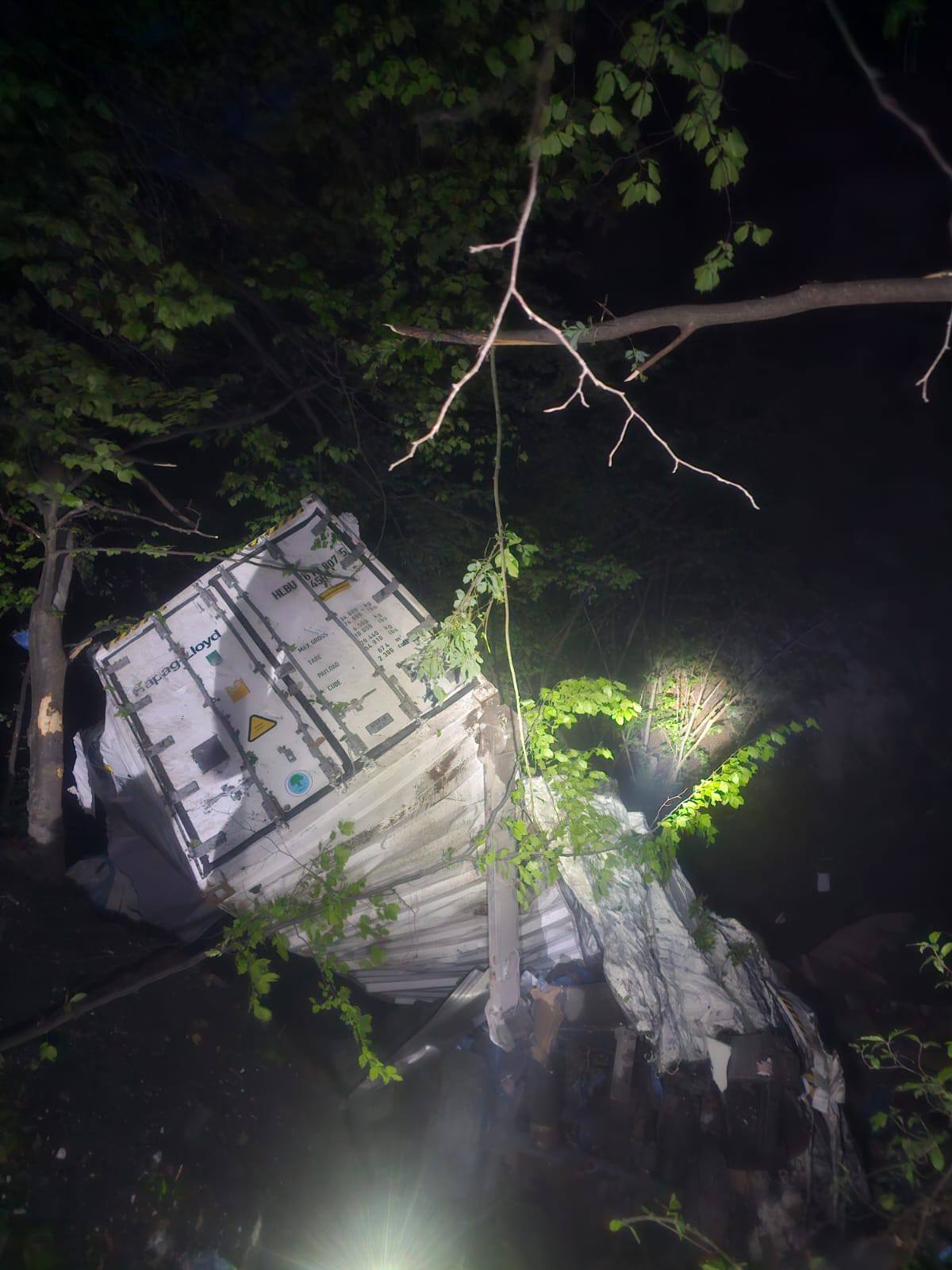 Un TIR a căzut de pe DN1 într-o râpă adâncă de peste 100 de metri, în apropiere de Sinaia