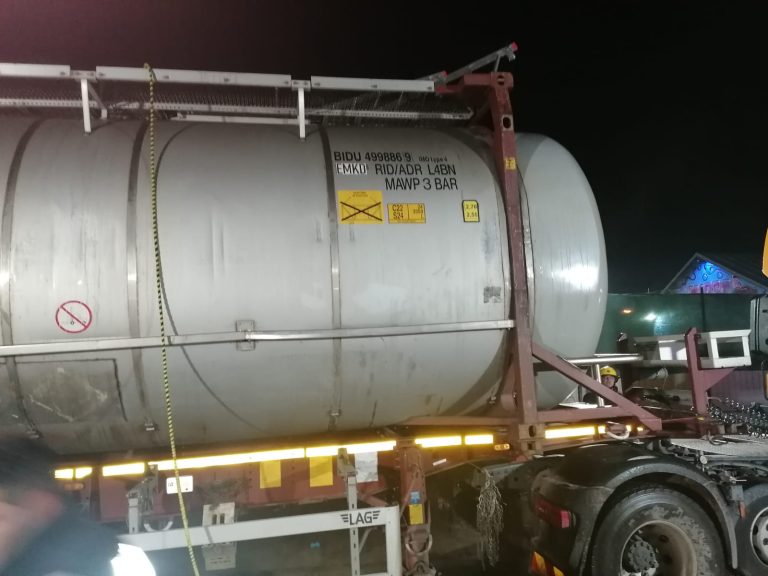Un bărbat din Ploiești a leșinat într-o cisternă pe care o curăța. El a fost dus la spital