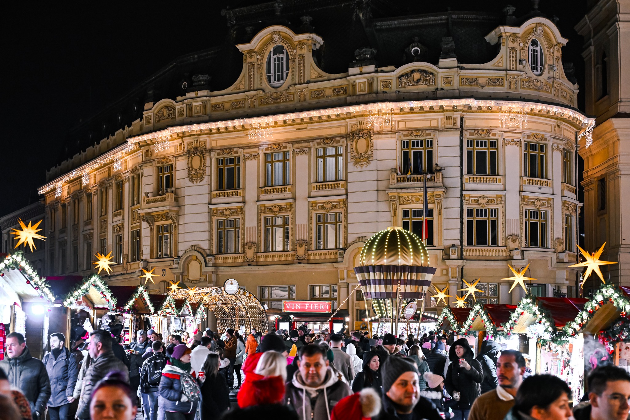 Târgul de Crăciun Sibiu 2025. Peste 100 de căsuțe cu delicii gastronomice, o roată panoramică de 22 de metri și Atelierul lui Moș Crăciun vă așteaptă în centrul orașului