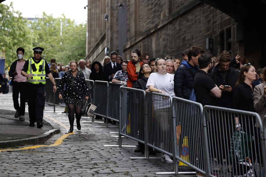 Cozi uriașe în fața Catedralei St. Giles din Edinburgh. Oamenii așteaptă să-și ia rămas-bun de la regina Elisabeta a II-a
