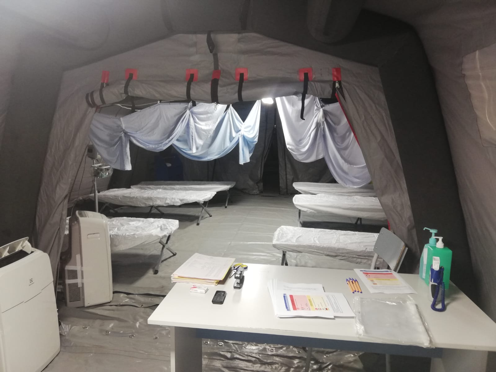 FOTO: Cum arată un cort destinat trierii suspecţilor de coronavirus. Unde a fost montat