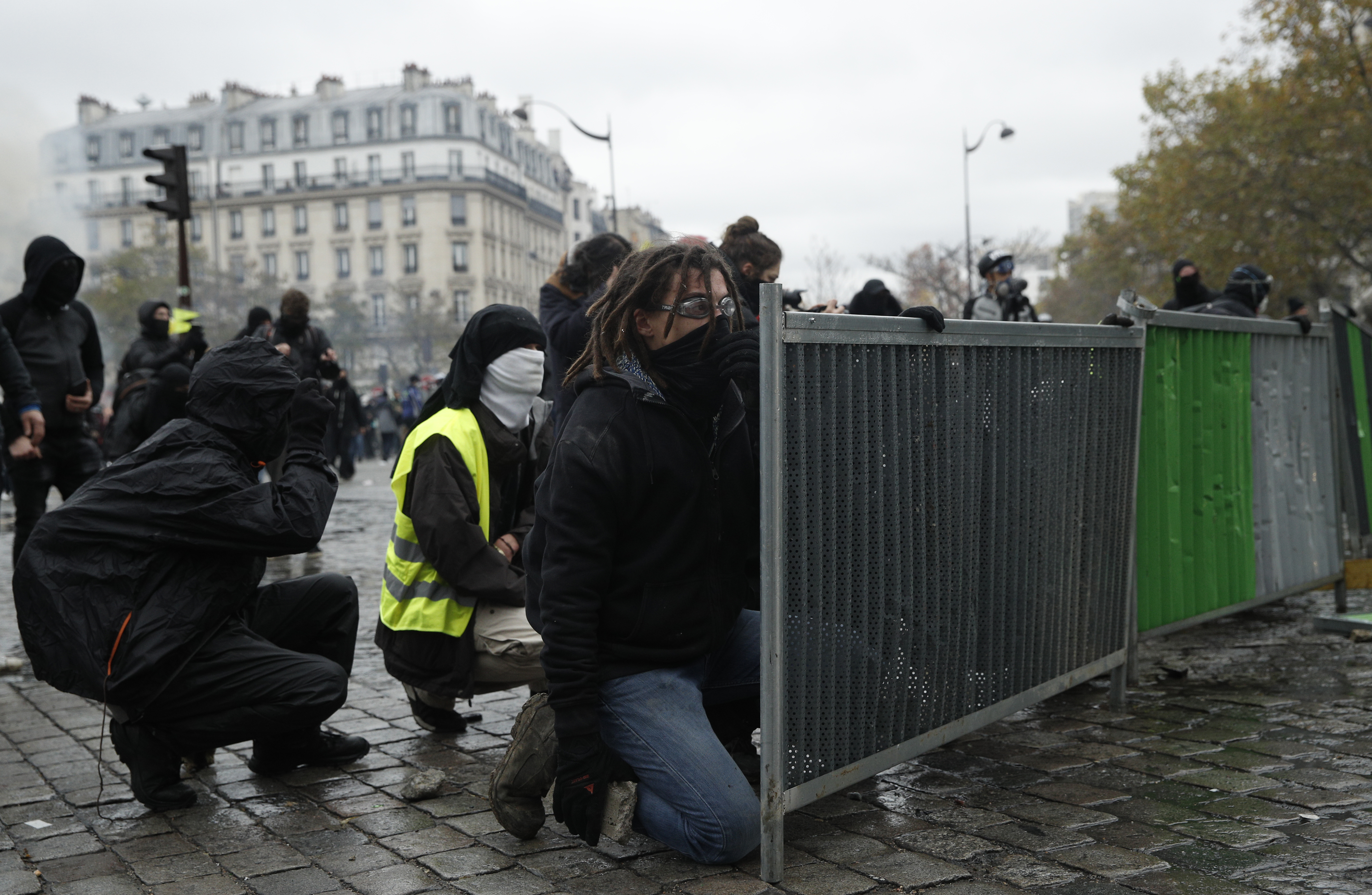 UPDATE | Noi violențe la Paris, la aniversarea unui an de la protestele „Vestelor Galbene”. Polițiștii au folosit gaze lacrimogene și au reținut peste 100 de persoane