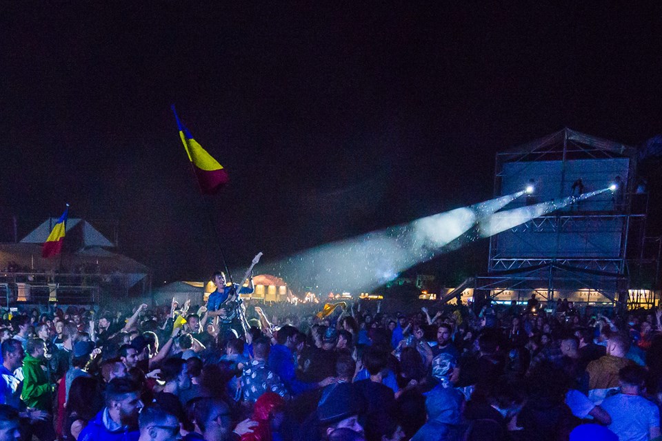 Electric Castle, a doua zi de concerte și de... ploaie | Chitaristul de la Enter Shikari, purtat pe brațe de spectatori