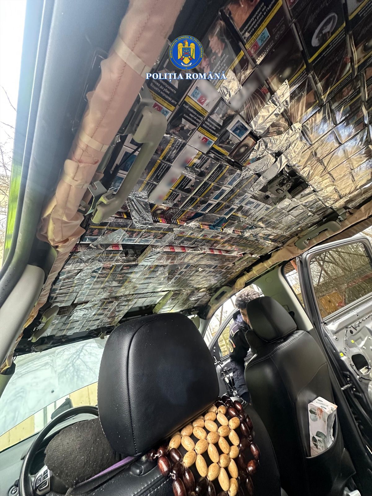 Un șofer a ascuns 8 metri pătrați de pachete cu țigări într-o Dacia Duster, la Roșiorii de Vede
