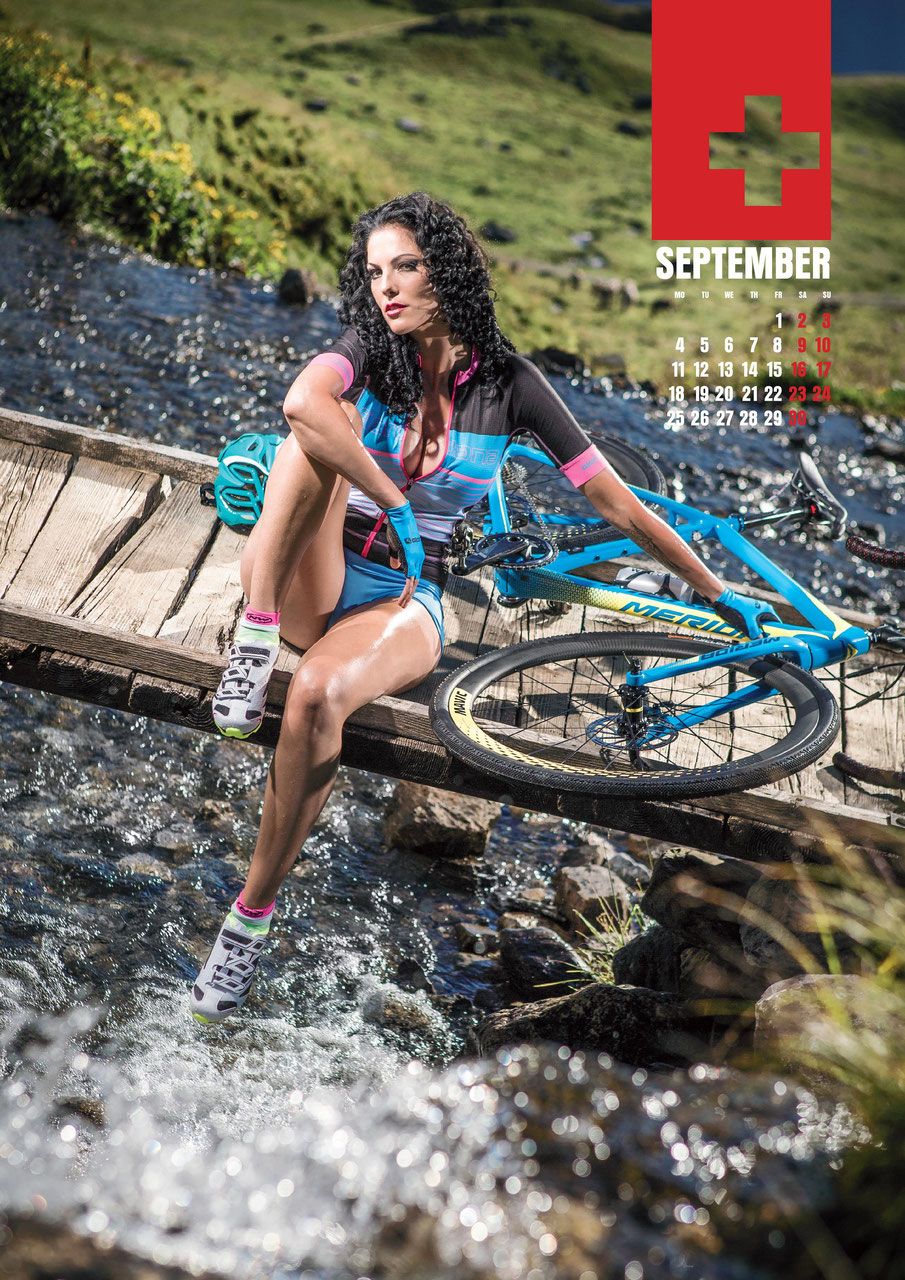 FOTO | Șa pe ele! A apărut calendarul pe 2019 cu cicliste sexy