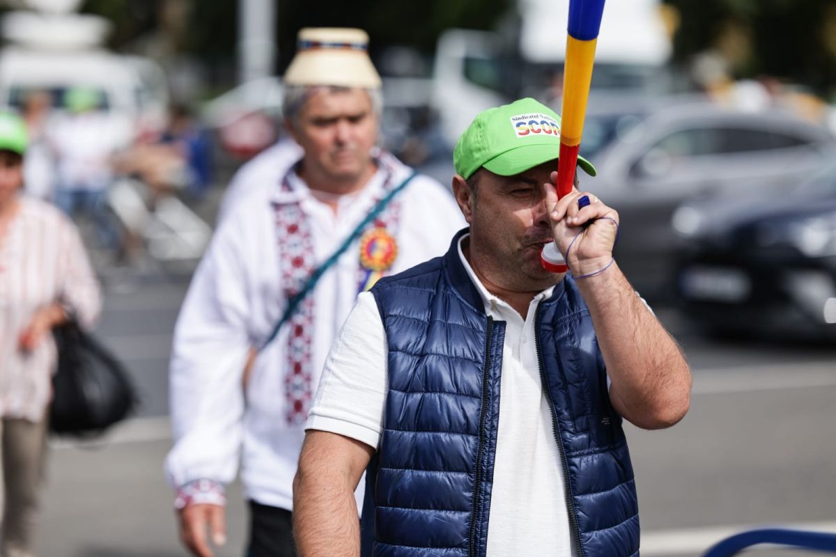 Sindicaliștii din administrația publică protestează în Capitală și amenință cu greva generală dacă măsurile Executivului sunt adoptate | VIDEO