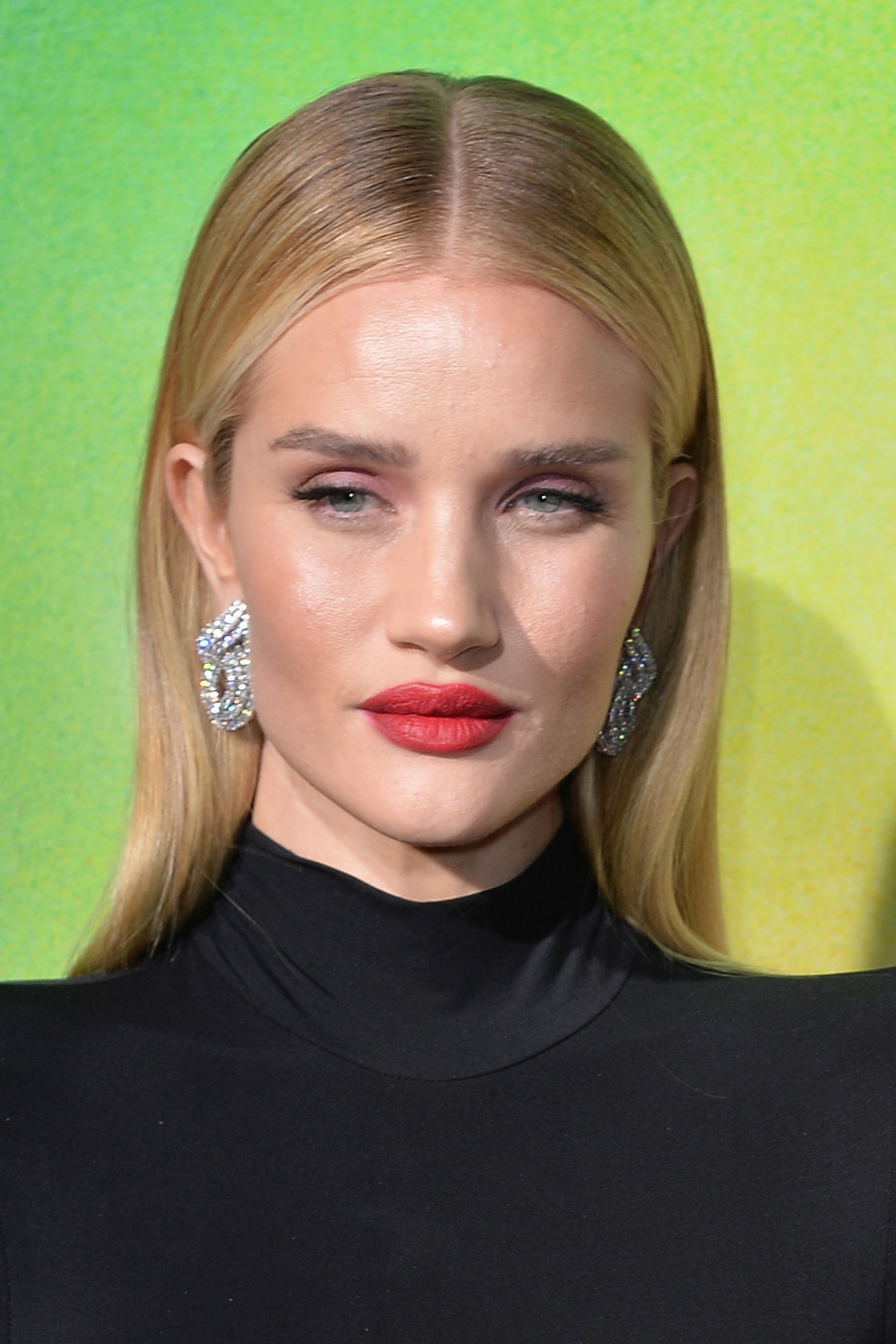 FOTO | Rosie Huntington-Witheley se căsătorește cu actorul Jason Statham. Face nunta chiar de Revelion