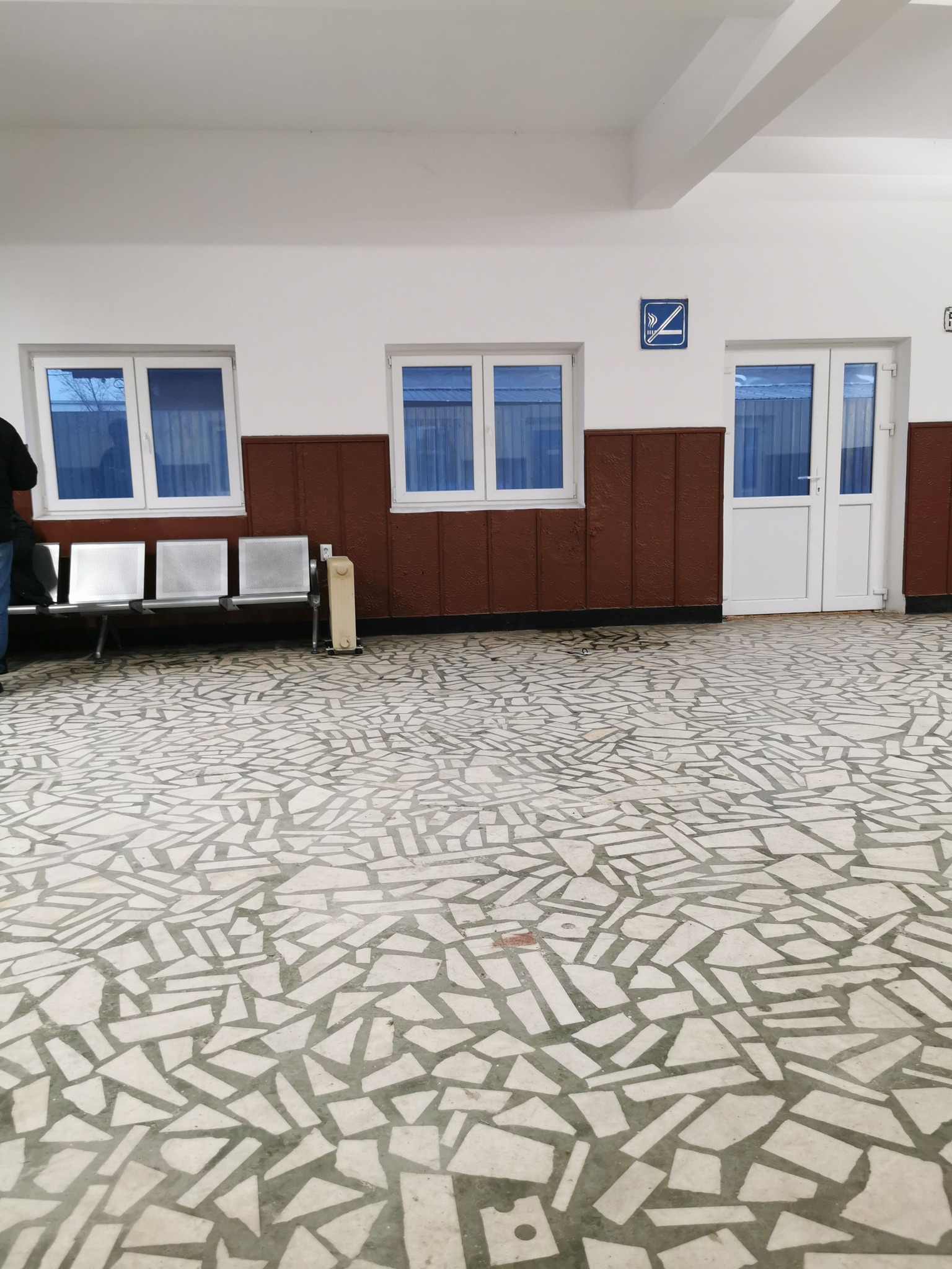 Gara Progresul din București, într-o stare jalnică la nici șase luni de la redeschidere. Sala de așteptare, încălzită cu calorifere electrice