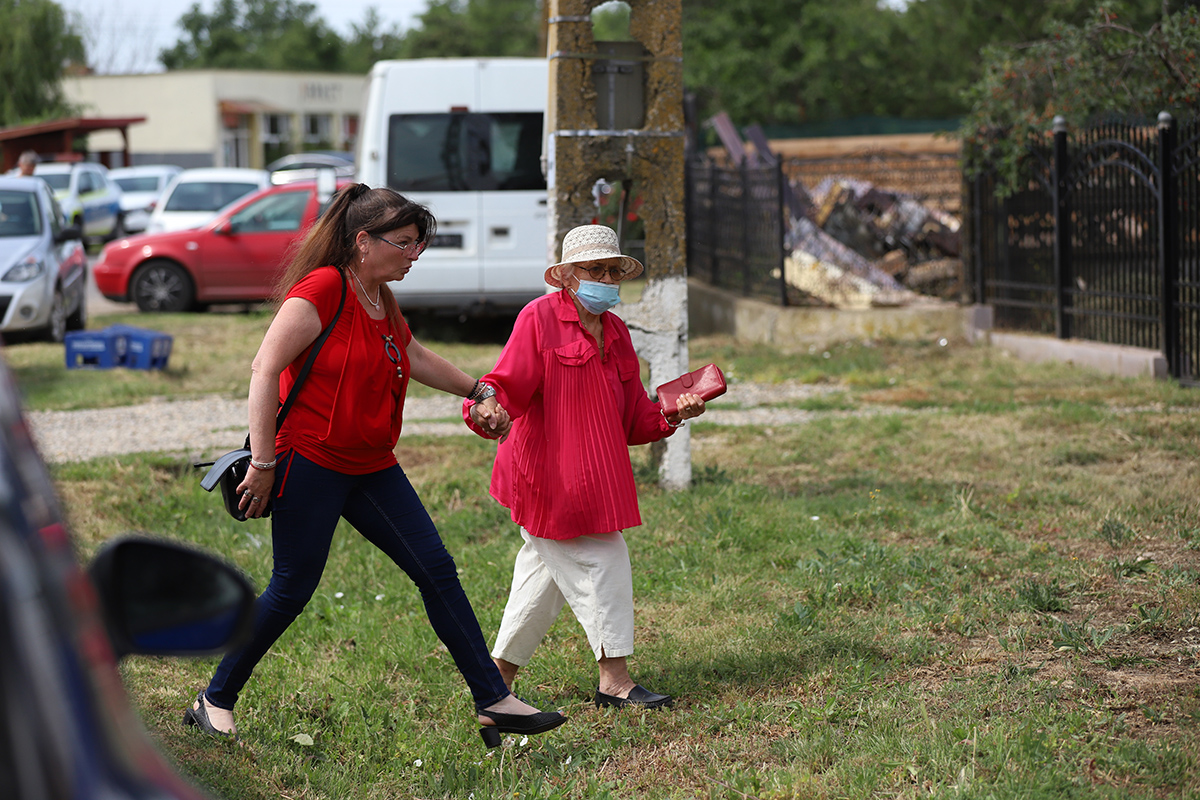 REPORTAJ Alegeri 2024 | Poliție, jandarmi și o bunică speriată de propria nepoată la Belciugatele: „M-a făcut în tot felul că am urcat în mașina primarului!”