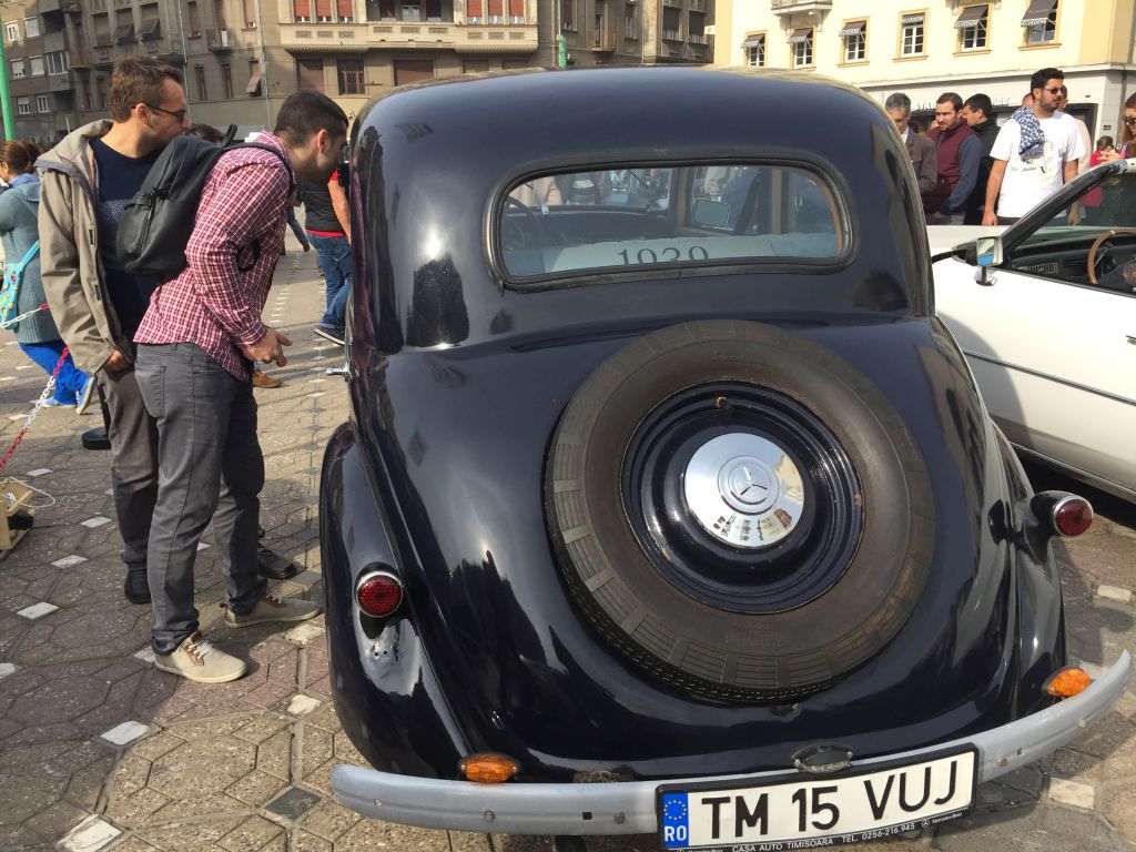 Mașina folosită de Robert Redford în filmul Havana, la Timișoara. E o replică, dar bijuteria a făcut furori printre iubitorii de mașini de epocă