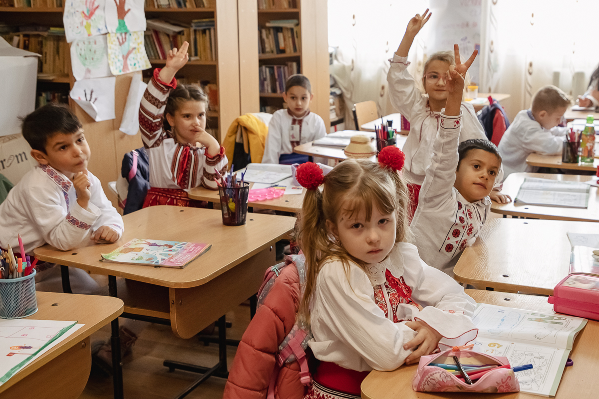 SPERANȚĂ. Într-o școală din Olt, o profesoară îi învață pe copiii cu părinți în străinătate să creadă că tinerii pot reuși și în țară: „Se pot realiza oriunde, numai să găsească oamenii potriviți”