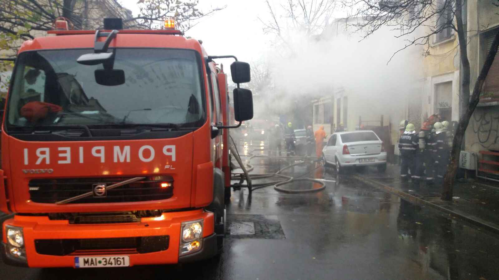 UPDATE. Explozie la parterul unui imobil din Capitală. O persoană în flăcări a ieșit din clădire