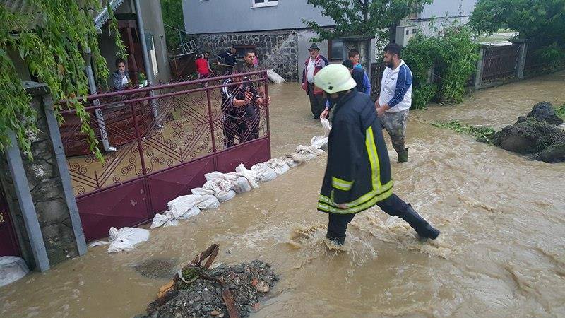 Dezastru în țară din cauza furtunilor! Zeci de oameni evacuați din calea apelor