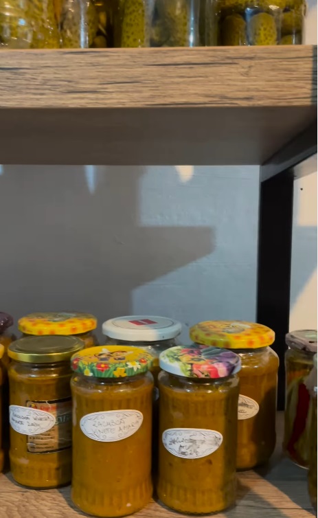 Imagini din cămara Danei Nălbaru și a lui Dragoș Bucur. Fanii le-au atras atenția: „Nu păstrați țuica în sticle de plastic”