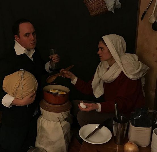 Distracție de caratină: 4 prieteni au refăcut acasă picturile unor clasici! Cum arată, reinterpretate, operele lui Caravaggio și Vermeer