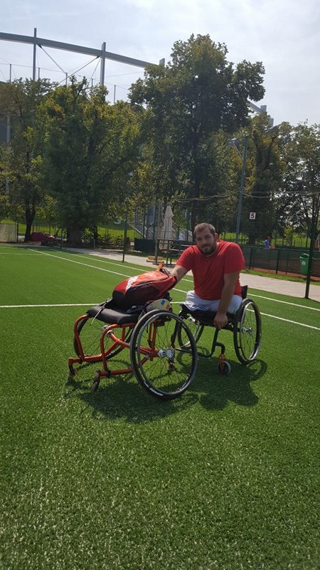 Un jucător de tenis face istorie pentru România. Pe locul 172 în lume, dintr-un scaun rulant. Un accident de mașină i-a schimbat viața / FOTO