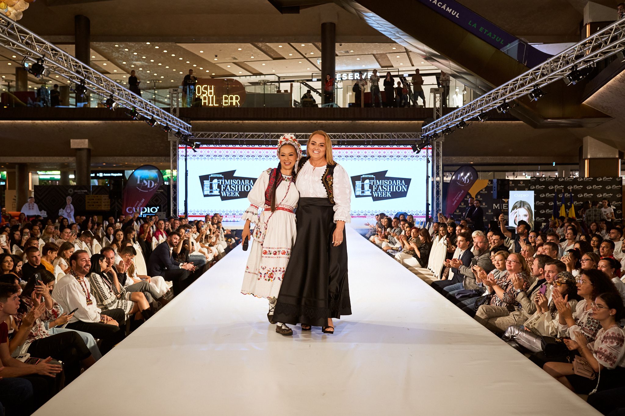 Olguța Berbec și Vladuta Lupău au adus eleganța tradițională pe podium, la Timișoara Fashion Week 2024