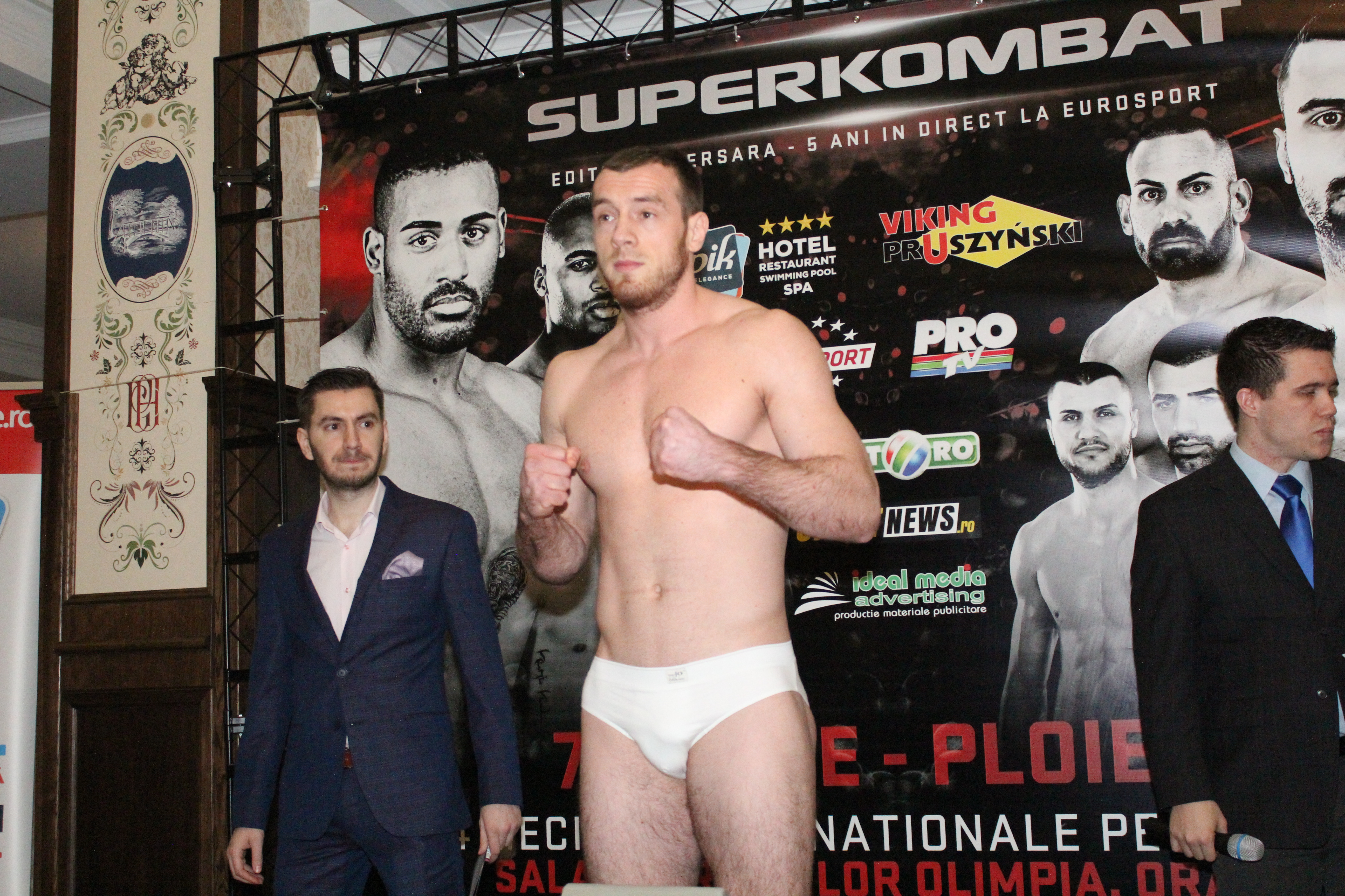 Luptătorii de la Superkombat Ploiești s-au confruntat pentru prima dată la cântarul oficial / GALERIE FOTO