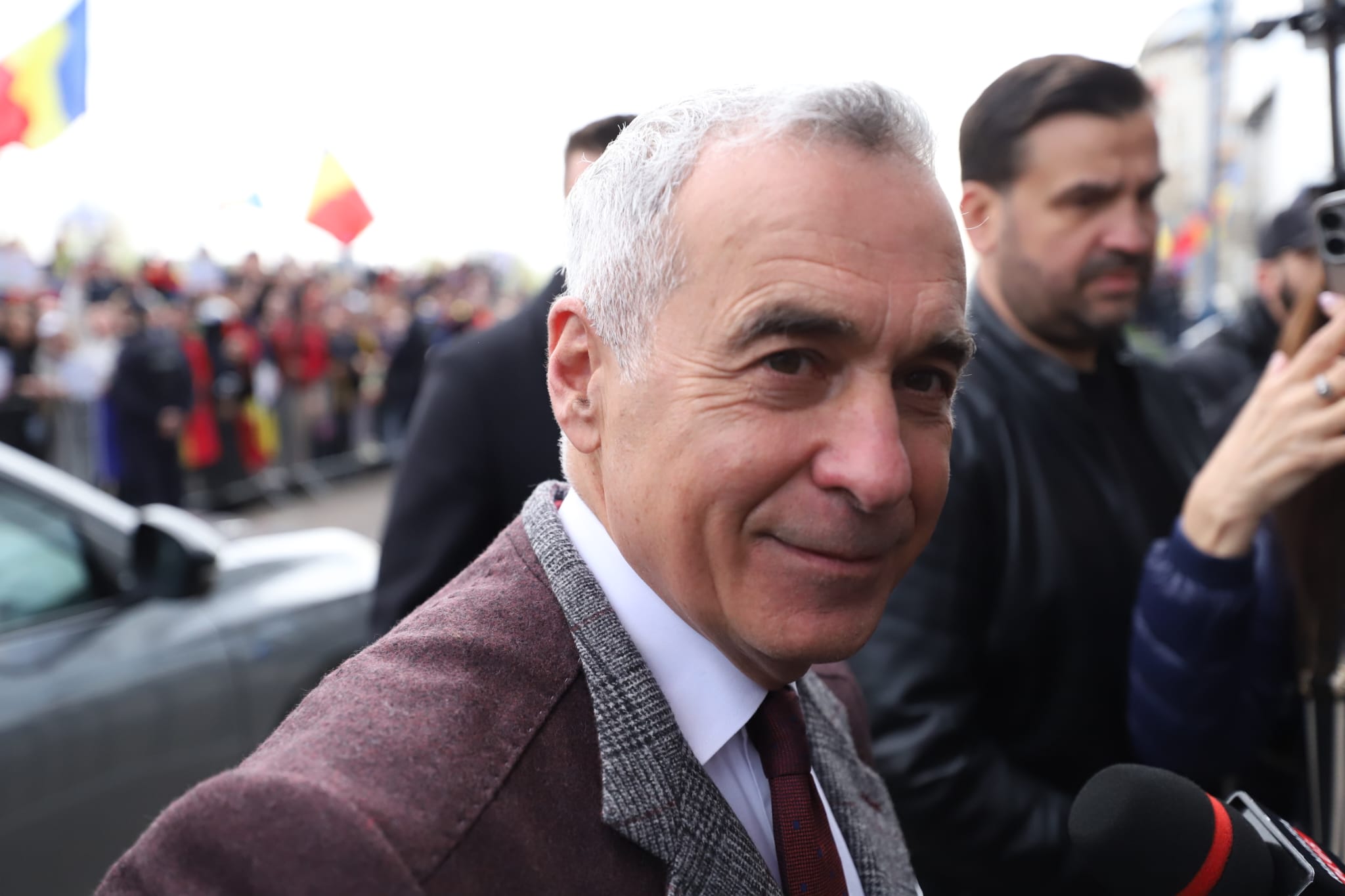 Călin Georgescu, în fața judecătorilor de la Înalta Curte. Susținătorii lui au venit cu porumbei albi și flori: „Pace, credință și iubire”