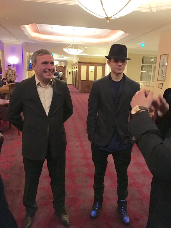 Varianta ”Ianis Hagi, la Euro 2016” prinde viață. La o gală în care a fost premiat, ^puștiul a stat la masă cu pălăria pe cap! GALERIE FOTO