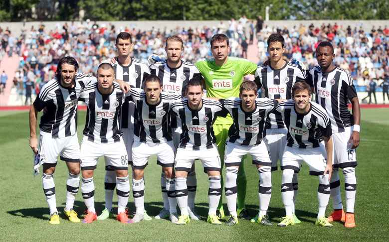 Atacantul bulgar Bojinov, de la Partizan Belgrad, e optimist: ”Steaua e slabă, putem să trece de români. Aici, toți turbează când aud de Steaua, de Steaua Roșie și de alte stele! E mobilizare maximă”. Tânărul ”briliant” Zivkovici: ”Nu jucăm la 0-0!”