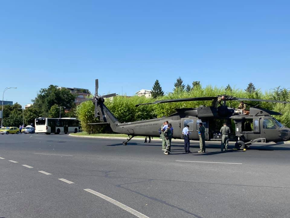 Un elicopter american a aterizat forțat în intersecția de la Aviatorilor și a doborât doi stâlpi. Martor: „Am crezut că e cutremur”