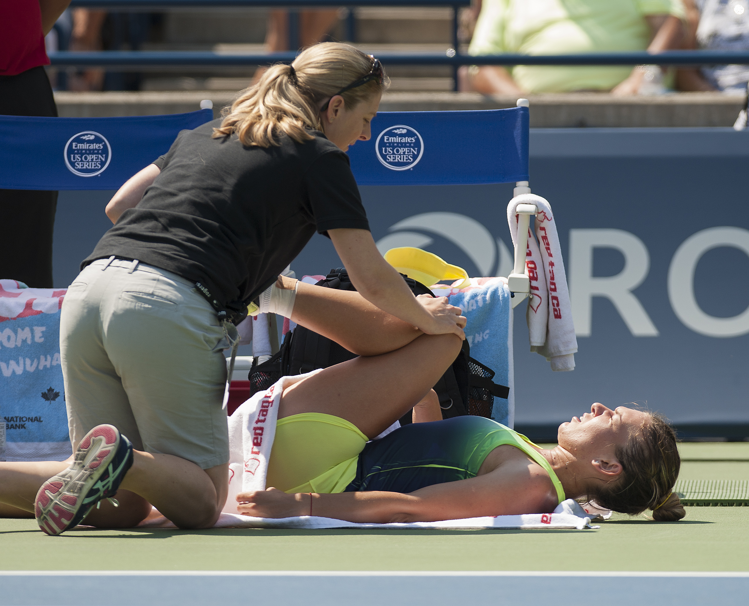 Halep a explicat motivele abandonului din finala de la Toronto: ”În primul set am simțit dureri musculare. Apoi, durerea s-a dus spre genunchi. În setul secund m-am simtit mai rău, aveam crampe la stomac, amețeli” / FOTO