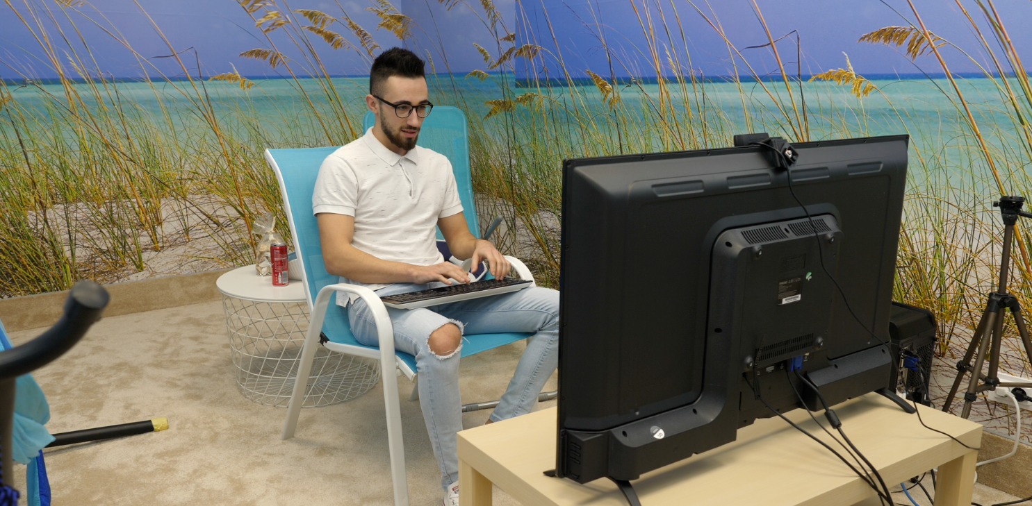 VIDEO / Cel mai mare videochat de băieți din Europa este la București. Cum arată băieții și câți bani câștigă