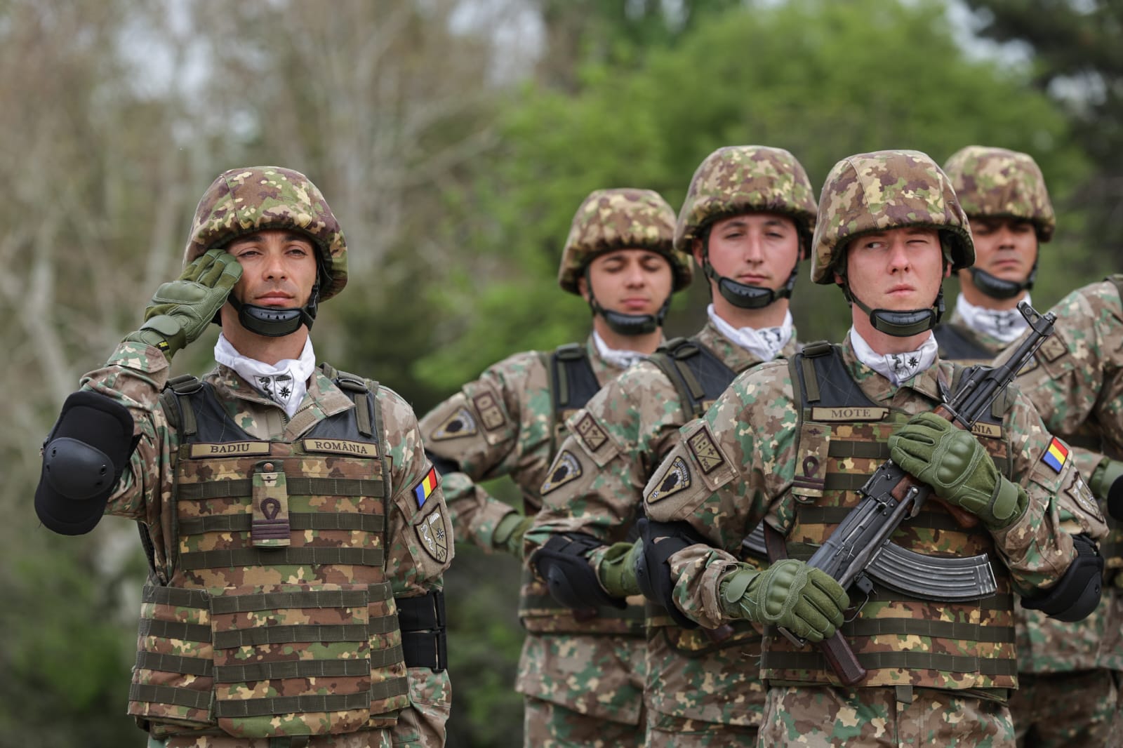 Ziua Forțelor Terestre 2025. Ilie Bolojan a vizitat fără Marcel Ciolacu expoziția de echipamente și tehnică militară din Parcul Carol | VIDEO