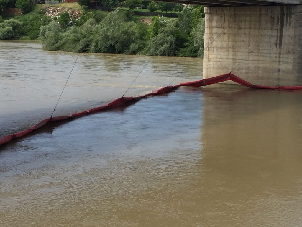 Râurile Jiu și Amaradia, pline de țiței după o avarie la o conductă a OMV Petrom, în Dolj/ FOTO
