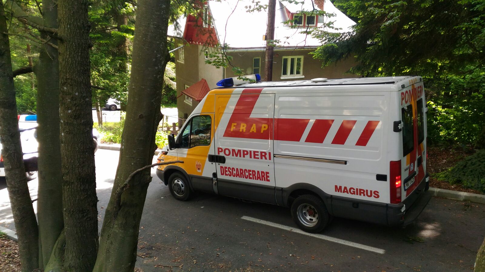În stare critică după ce a căzut de la 10 metri, dintr-un brad