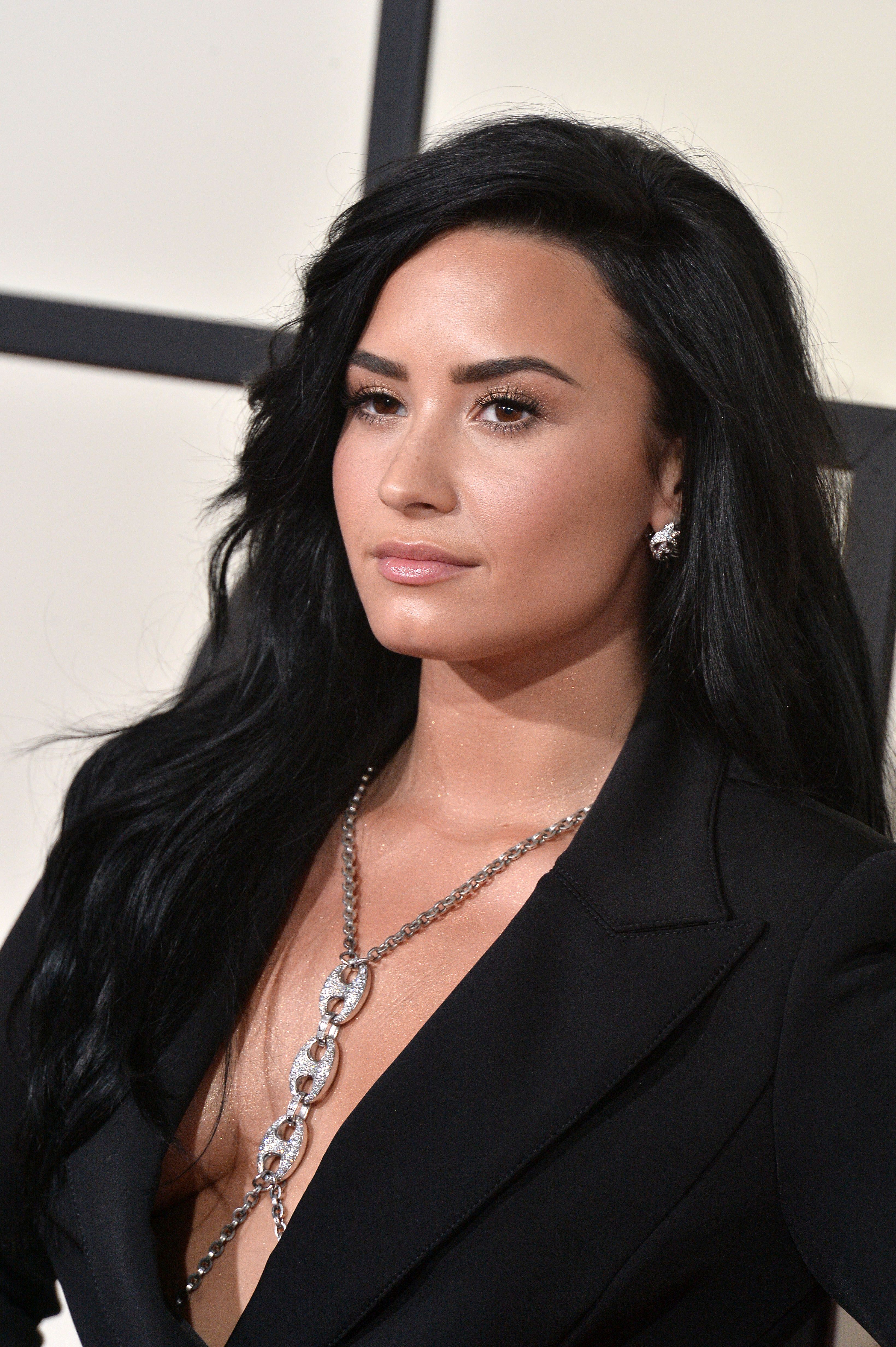 Cântăreața Demi Lovato a anunțat că e persoană non-binară. Ce înseamnă asta