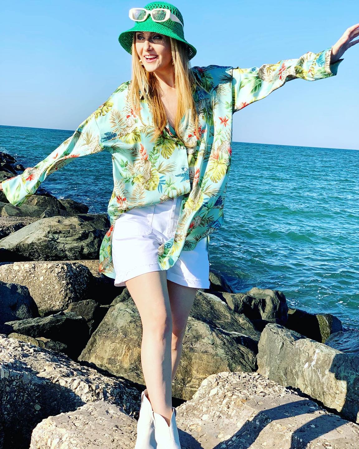 Alina Sorescu a fost la mare cu fetițele, în plin proces de divorț cu Alexandru Ciucu. Cum s-a afișat cântăreața