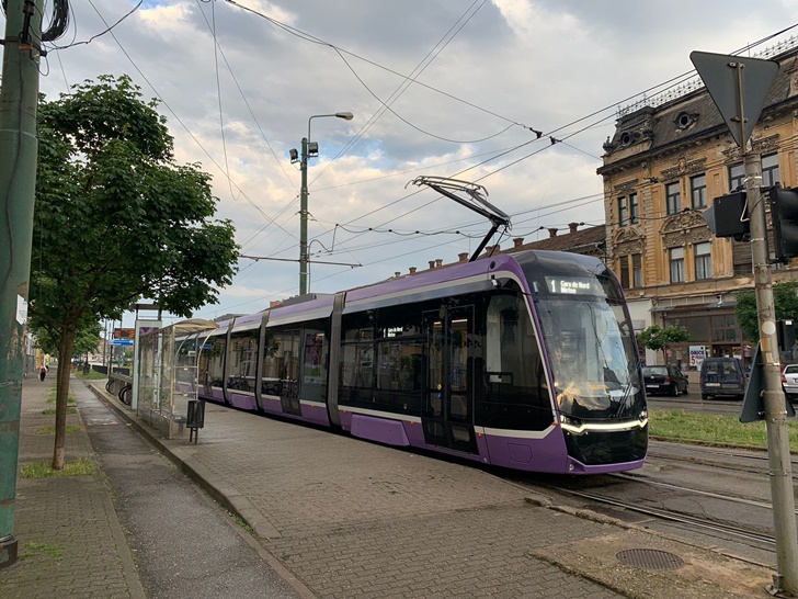 Tramvai de 2 milioane de euro, blocat într-o intersecție din Timișoara la prima ieșire pe traseu. „Nu știm de ce s-a oprit”