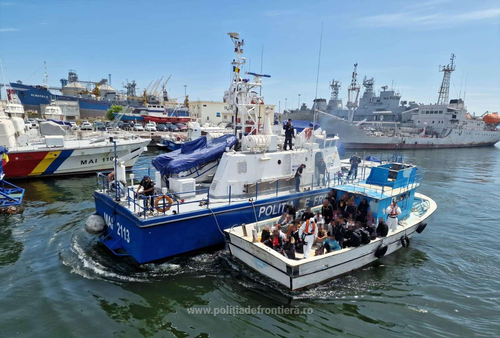 Operațiune de salvare în Marea Neagră, după ce o barcă cu zeci de migranţi, inclusiv copii, a fost depistată lângă Vama Veche