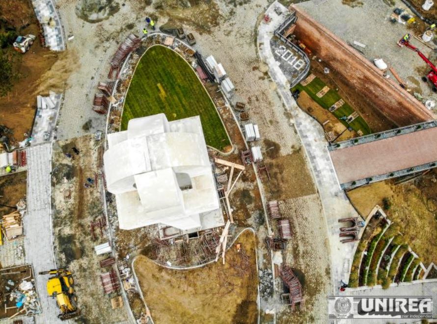 FOTO/ Cum arată Monumentul Marii Uniri de la Alba Iulia, după ce au fost date jos schelele. Are peste 1.300 de tone și a fost asemănat cu logo-ul Facebook