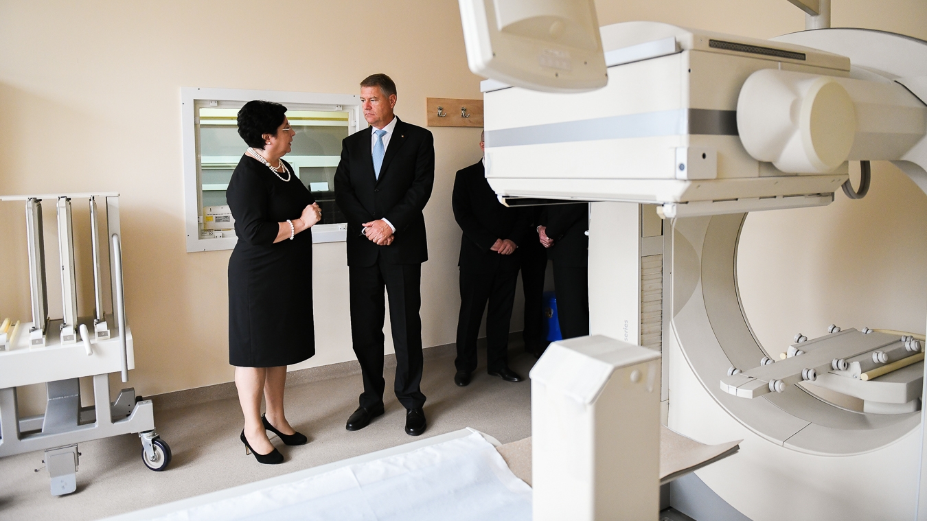 Iohannis, primit cu scandări la Institutul Oncologic din Cluj; S-a strigat ”Uniţi salvăm toată România" și ”Clujul vă susține!” (FOTO)