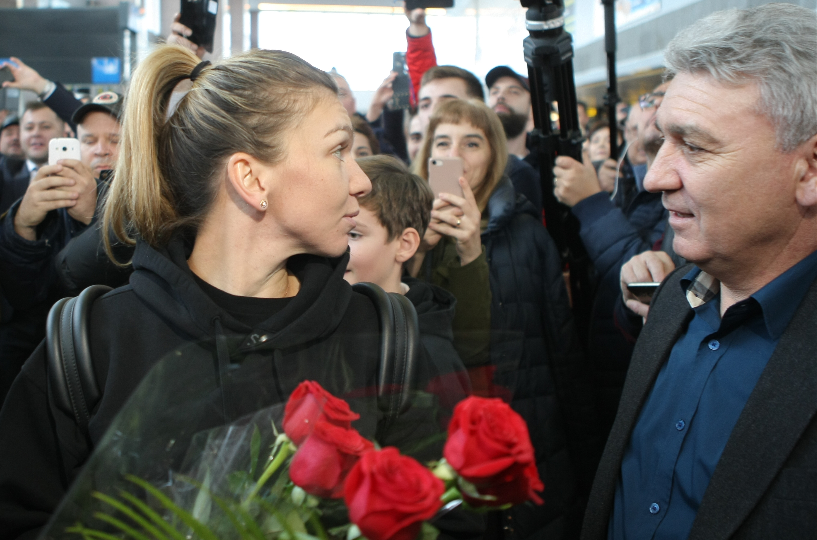 Simona Halep s-a întors acasă supărată și accidentată. A refuzat primirea la Salonul Oficial. Îmbulzeală la aeroport / GALERIE FOTO
